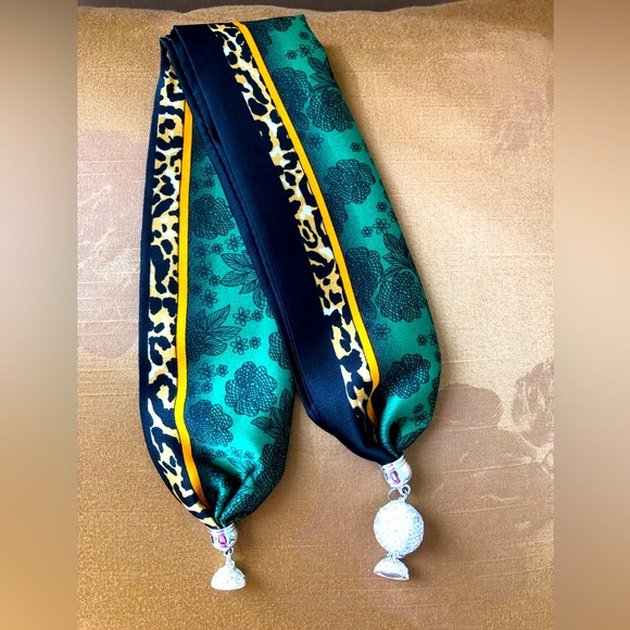 Satin Floral Leopard Scarf Crystal Rhinestone Necklace - Picture 4 of 9